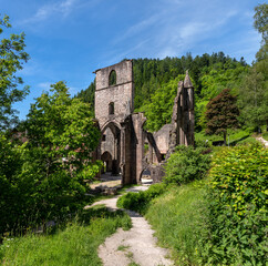 Fototapeta na wymiar Weg zur Ruine des Kloster Allerheiligen bei Oppenau im Schwarzwald, Deutschland
