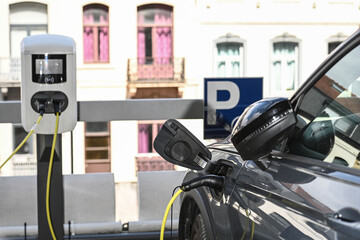 auto voiture electrique electricit&eacute; recharge charge borne station parking stationnement domicile