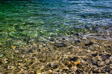 Wasser in einem See an den Bergen in Österreich