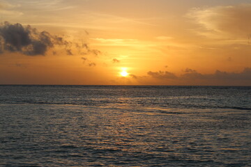 Sonnenuntergang auf Bali von einer Yacht aus