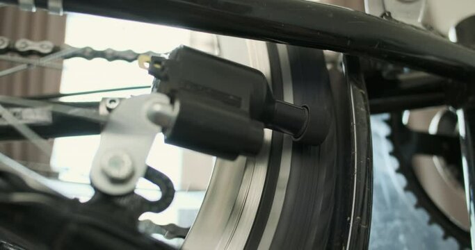 Bicycle dynamo light bulb that rotates on the tire of a bicycle wheel, which generates an electric current.