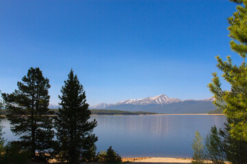 Fototapeta na wymiar Mt Elbert, the tallest peak in Coloraodo, from the shore of Turquoise Lake in the Colorado Rockies