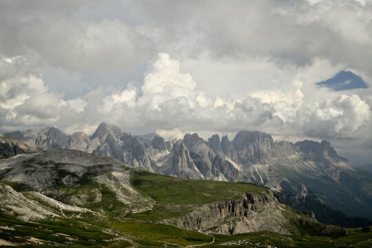 Ein Panoramabild von der Dolomiten Gebirgsgruppe des Rosengarten, mit Gewitter Wolken.