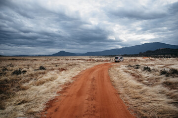 Safari tour in Afrika, Kenia, Wüste, Gras, Auto, Landschaft, einsam