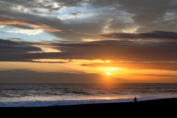 Fototapeta na wymiar Coucher du soleil à la plage de l'Etang Salé, à la Réunion