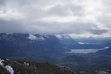 Lago, paisaje, zorros, arboles, pájaros, montañas, lago. neblina