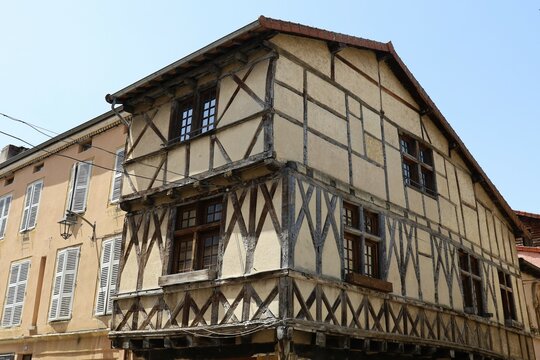 Maison typique, vue de l'ext&eacute;rieur, ville de Charlieu, d&eacute;partement de la Loire, France