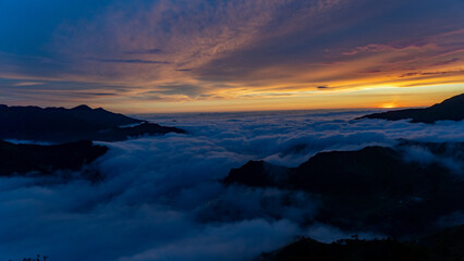 Atardecer sobre las cordilleras de ecuador 