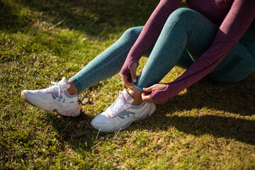 close up de pies de deportista antes de etrenar. Concepto de personas y estilo de vida.