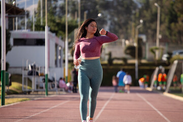 mujer deportista viendo su reloj mientras entrena. Concepto de personas y estilos de vida.
