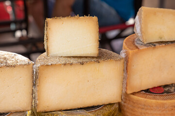 Queso de oveja español, en un mercado callejero en el pueblo de Santanyí, en Mallorca (Islas...