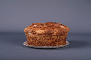 Bolo de banana fubá isolado com fundo azul