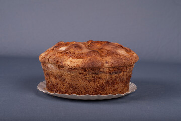 Bolo de banana fubá isolado com fundo azul