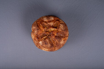 Bolo de banana fubá isolado com fundo azul