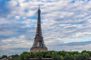 Fototapeta na wymiar Tour Eiffel depuis le Pont de Bir-Hakeim