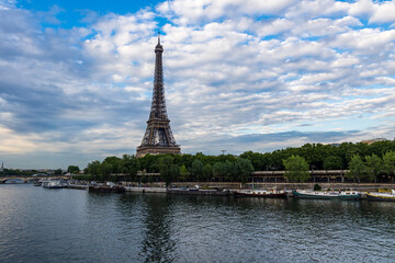 Naklejka na ściany i meble Tour Eiffel depuis le Pont de Bir-Hakeim