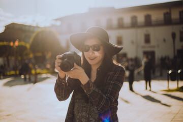 Fotógrafa turista haciendo fotos en un parque de Sudamérica. Concepto de Viajes y turismo.