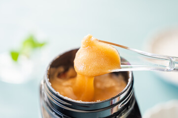 瓶からすくったマヌカハニー