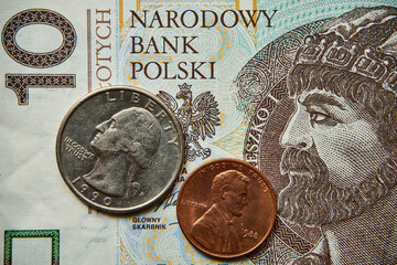 10 złotych, polski banknot i monety USA - obrazy, fototapety, plakaty