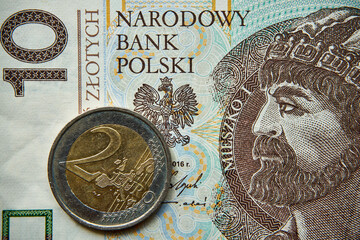 10 złotych, polski banknot i 2 euro 