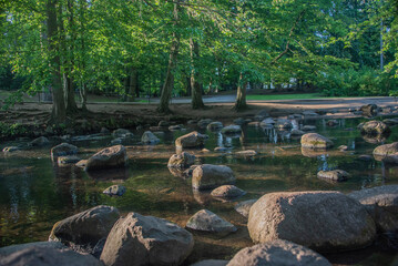 Kamienie leżące w parkowym potoku