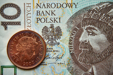 10 złotych, polski banknot i  brytyjska moneta 