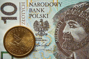 10 złotych, polski banknot i dolar USA 