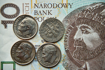10 złotych, polski banknot i cztery monety USA 