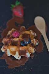 Gofre con chocolate, fresas, arándanos y frambuesas 