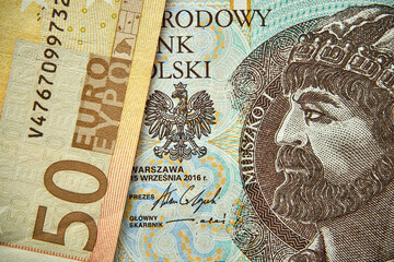 10 złotych, polski banknot i banknot 50 euro 