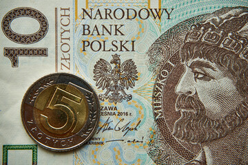 10 złotych, polski banknot i moneta 5 złotych 