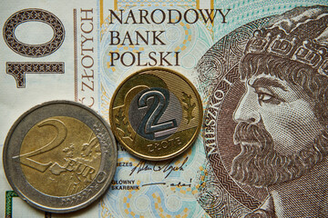 10 złotych, polski banknot ,moneta 2 euro i moneta 2 złote 