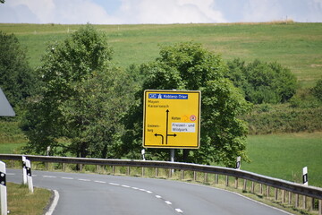 Wegweiser zu Autobahn, Klotten, Kaiseresch, Mayen usw.