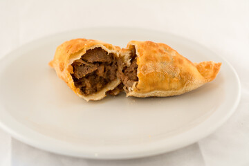 empanada de carne cortada a la mitad