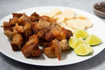 plato de comida de carne y platano