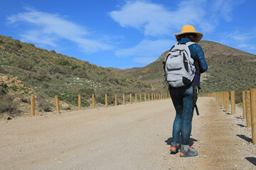 senderismo almería mujer senderista playa costa genoveses cabo de gata monsul 4M0A4222-as22