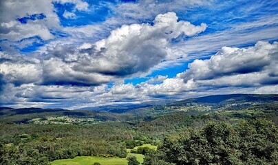 Nubes sobre las montañas de Lugo, Galicia