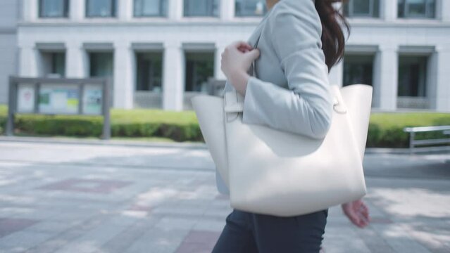 通勤をするビジネスウーマン 女性