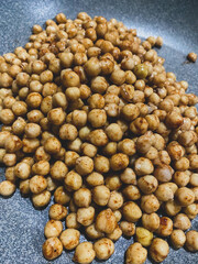 Preparation in the kitchen: toasted chickpeas