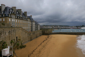 View of a beach in Saint Malo, Brittany, France - obrazy, fototapety, plakaty