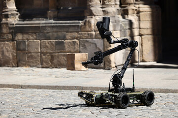 Policyjny miner rozbraja bombę z robotem automatycznym. - obrazy, fototapety, plakaty