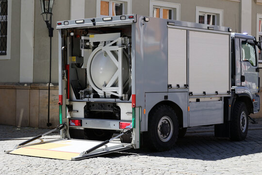 Policyjny miner rozbraja bombę z robotem automatycznym.