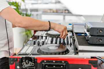 Un DJ en train de mixer pour un évènement