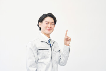 右側を指差す作業員　白背景