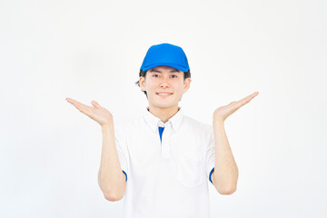 手のひらで両側を指すキャップとポロシャツのユニフォームの男性