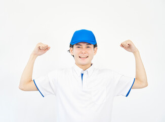力こぶのポーズをするキャップとポロシャツのユニフォームの男性