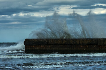 高波嵐台風の海イメージ素材
