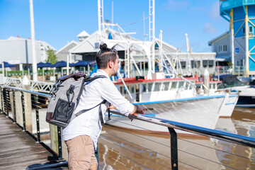 海を眺めるラテンアメリカの男性