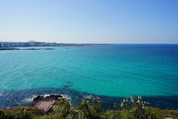 Fototapeta na wymiar beautiful seascape with clear bluish water