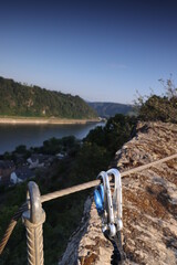 Karabinerhacken am Seil mit Blick auf den Rhein am Klettersteig Sankt Goarshausen Rheinland-Pfalz...